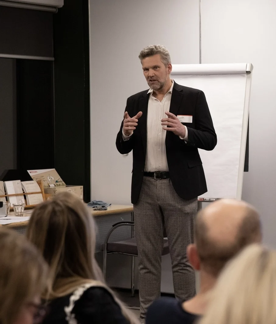 Hans Scholten spreekt tijdens een professionele bijeenkomst